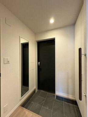 玄関は鏡、手摺がございます