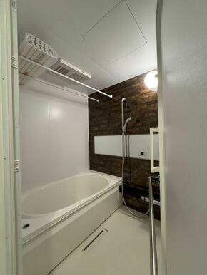 浴室はアクセントパネルを採用しております