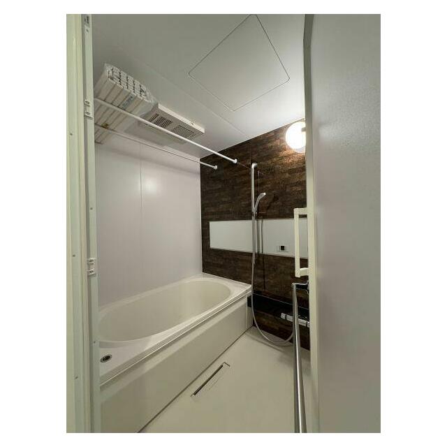 浴室はアクセントパネルを採用しております