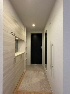 玄関には鏡、手摺がございます