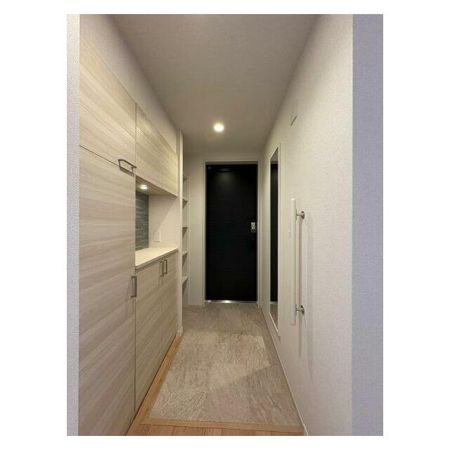 玄関には鏡、手摺がございます