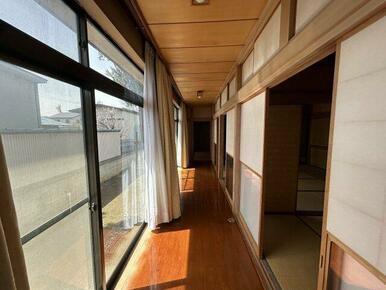 南側の庭に面した縁側は、遮るものがなく陽光が差し込みます