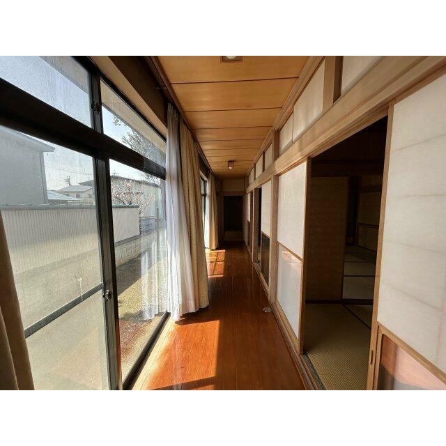南側の庭に面した縁側は、遮るものがなく陽光が差し込みます