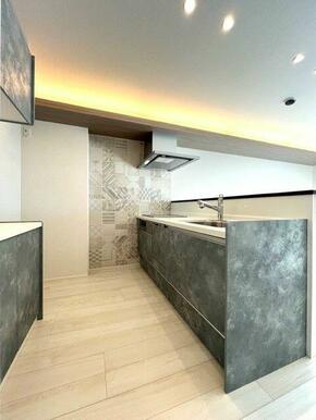 キッチン　対面式システムキッチン採用、カップボードの設置もございます。