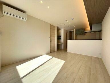 ＬＤＫ　キッチンは対面式、照明はダウンライトを採用