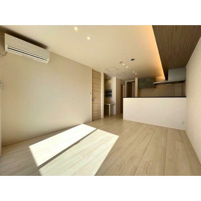 ＬＤＫ　キッチンは対面式、照明はダウンライトを採用