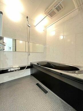 浴室　黒の浴槽を採用しています。浴室乾燥暖房機付き。シャワーはスライドバーを採用しており、高さの調…