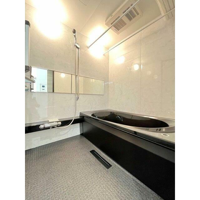 浴室　黒の浴槽を採用しています。浴室乾燥暖房機付き。シャワーはスライドバーを採用しており、高さの調…