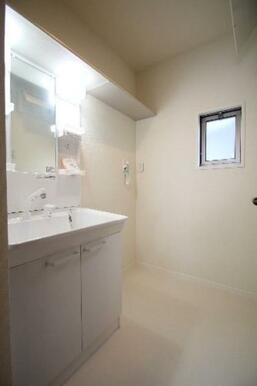 洗面所の上部には小物が置けるスペースがあります。小窓がある為、換気にも優れている造りです。