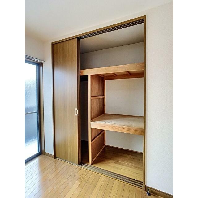 便利な収納棚付！
