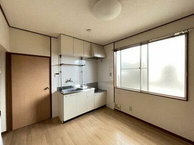 大きな窓から風と光が入り込むお部屋です！ キッチンの換気にも使えます！
