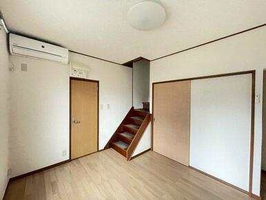 白を基調とした落ち着いた雰囲気のお部屋です！