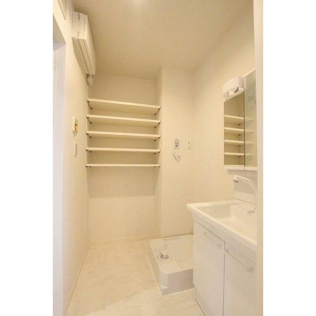 洗髪洗面化粧台仕様の洗面所です。収納棚が設置されています。