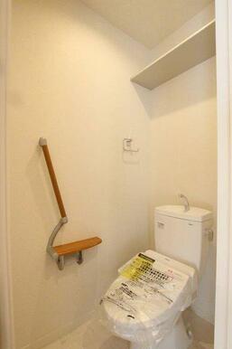 トイレは暖房洗浄便座仕様。上部には収納棚が設置されています。