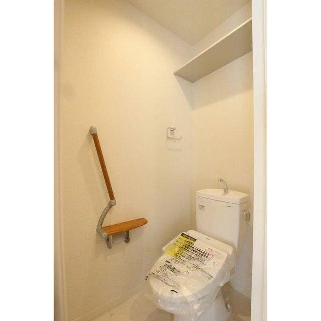 トイレは暖房洗浄便座仕様。上部には収納棚が設置されています。