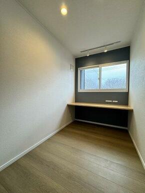 スポットライトつきの2階書斎スペース。