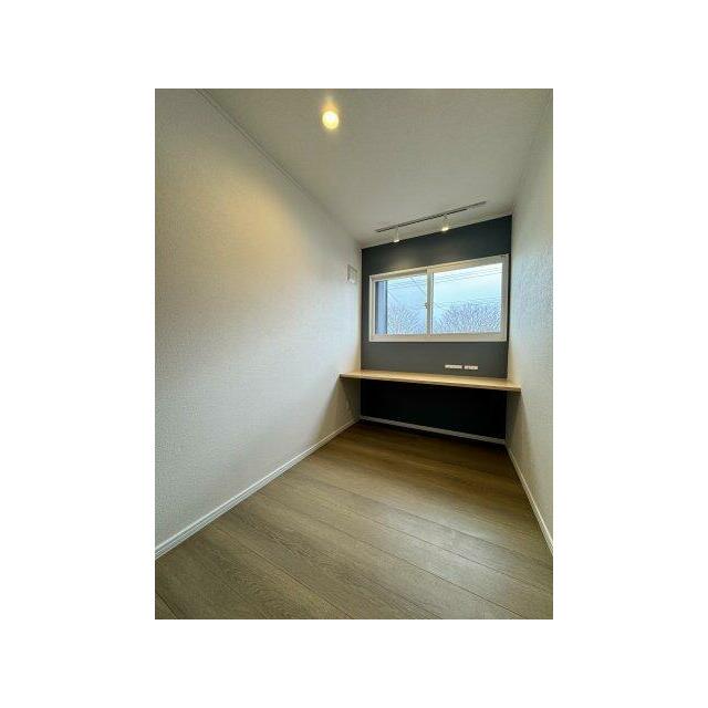 スポットライトつきの2階書斎スペース。