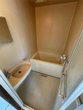 ☆２０２３年１０月１日撮影☆浴室と洗面台が同室になってます