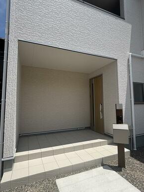 このエントランスでゲストをお出迎え（1号棟）