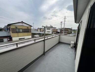 ゆとりのあるワイドバルコニーは風通し良く心地よい空間です！
