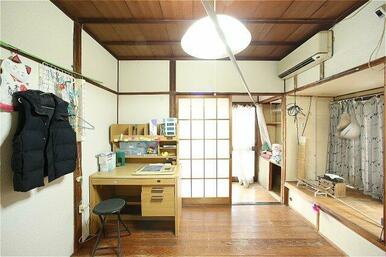 個人の部屋や寝室として使える洋室です