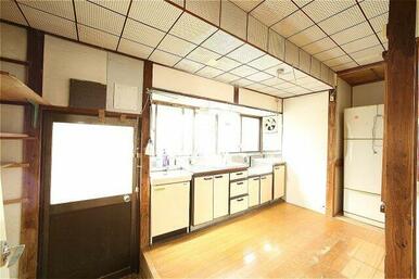 キッチン横に勝手口があります