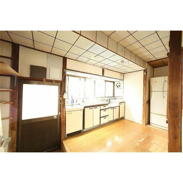 キッチン横に勝手口があります