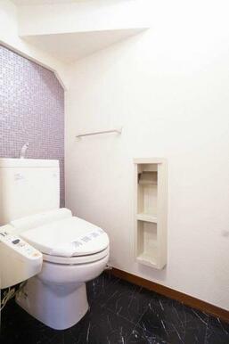 【トイレ】トイレもくつろぎの空間になるかもしれません。大理石調の床材が高級感を演出してくれます。