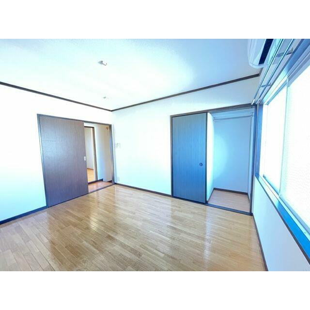 収納はクローゼット化しハンガーパイプや枕棚を配しております。