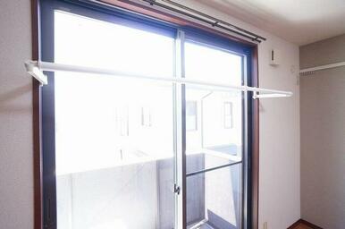 ＬＤＫには部屋干し用のバーが付いており、雨の日や花粉、土埃などが気になる時期に重宝します♪使わない…