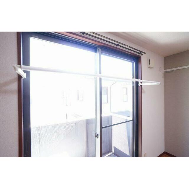 ＬＤＫには部屋干し用のバーが付いており、雨の日や花粉、土埃などが気になる時期に重宝します♪使わない…