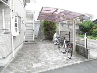 雨風安心・屋根付駐輪場あり