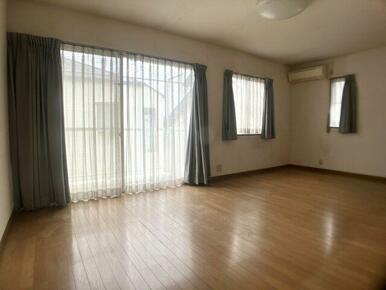 2階南側洋室です。広く明るくゆったりと♪