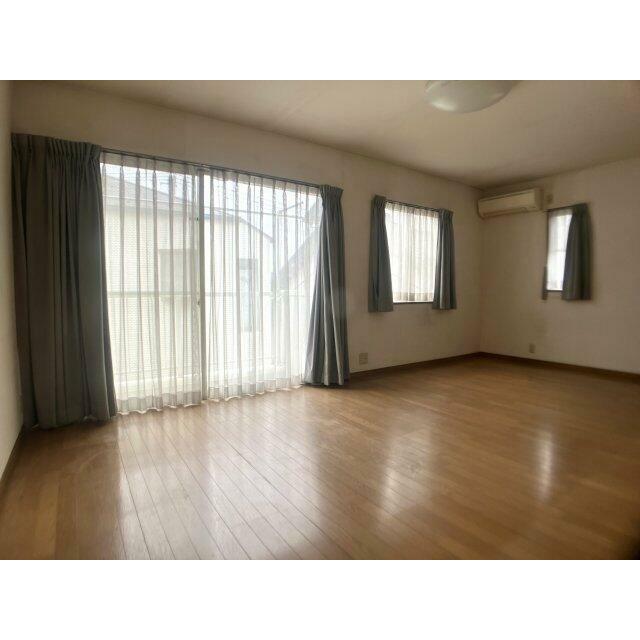 2階南側洋室です。広く明るくゆったりと♪