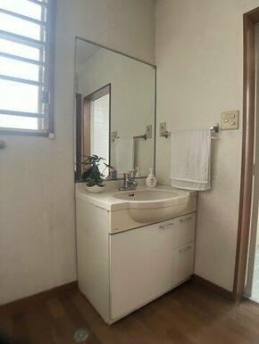 独立洗面台あり、毎朝おしゃれに忙しい女性の方におすすめです