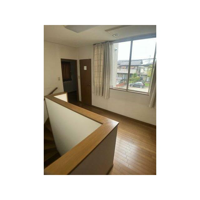 2階廊下も明るいです