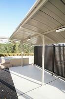 物件専用の駐輪場は頑強な屋根付きです