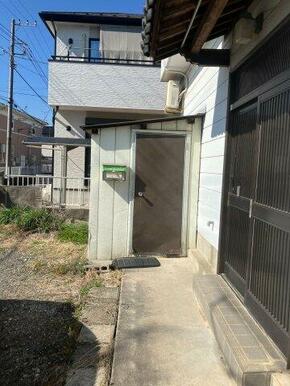 店舗専用の出入り口。居住用玄関とは独立した動線を確保