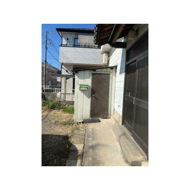 店舗専用の出入り口。居住用玄関とは独立した動線を確保