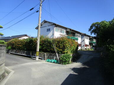 前面道路より撮影　感田交差点よりすぐの王子団地の一角です。