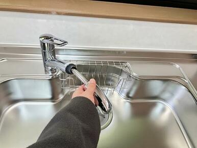 「キッチン」シャワーホース付き水栓なのでお掃除の時にも便利です。