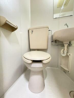 白を基調とした空間で清潔感のあるトイレです！