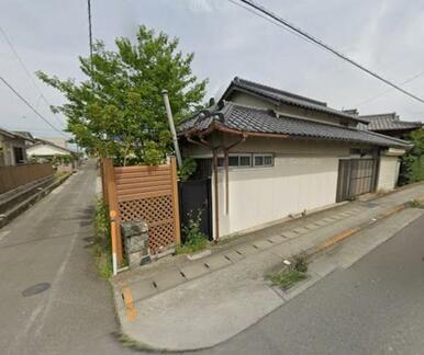 道路向かい側　平屋建の外観