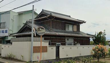 二階建の外観