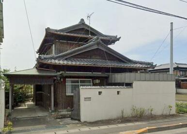 二階建の外観