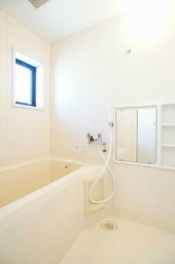 浴室です。小さな鏡があり、小物を置ける棚もありとても便利です！