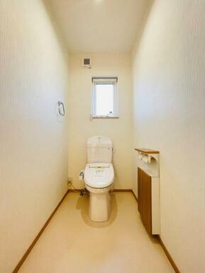 ゆとりのあるトイレは採光窓が付いていて明るい空間です♪