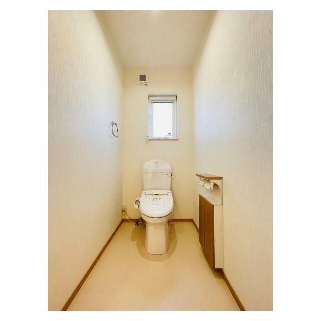 ゆとりのあるトイレは採光窓が付いていて明るい空間です♪