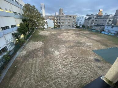 目の前広い空き地につき、視界が開けてます◎