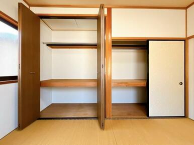 「2階　約6帖和室」押入れの写真です。ハンガーをかけるスペースもございます。
